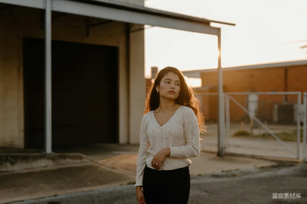高清摄影  一个女人站在外面。