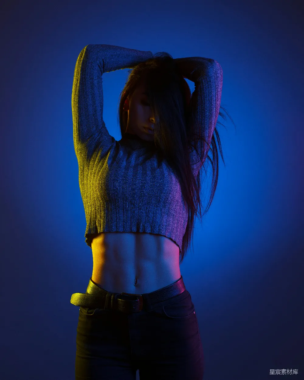 高清摄影  一个女人把手放在身后