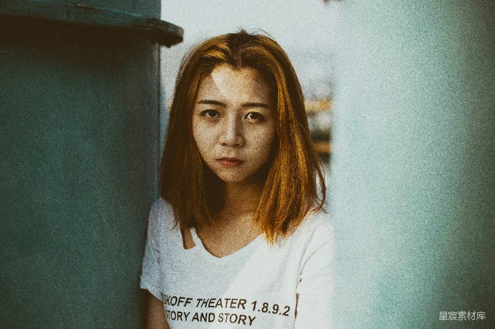 高清摄影  白色上衣穿着的女人靠近金属外壳附近