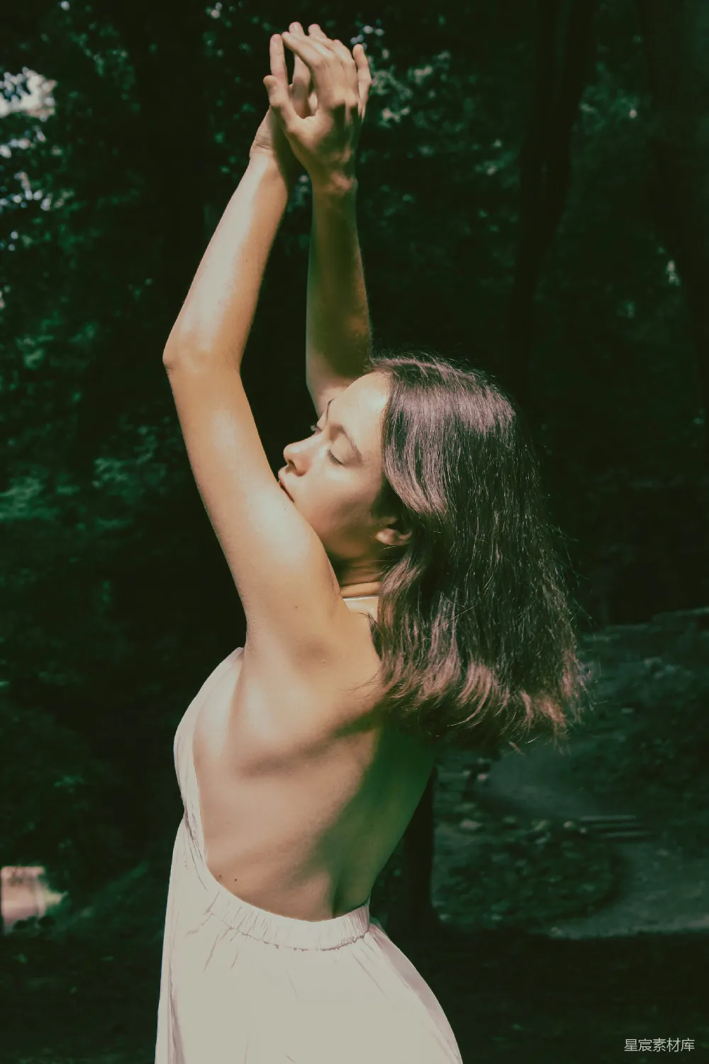 高清摄影  一个女人拿着香蕉