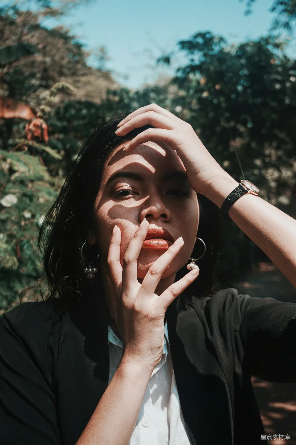 高清摄影 黑色风衣男子捂脸
