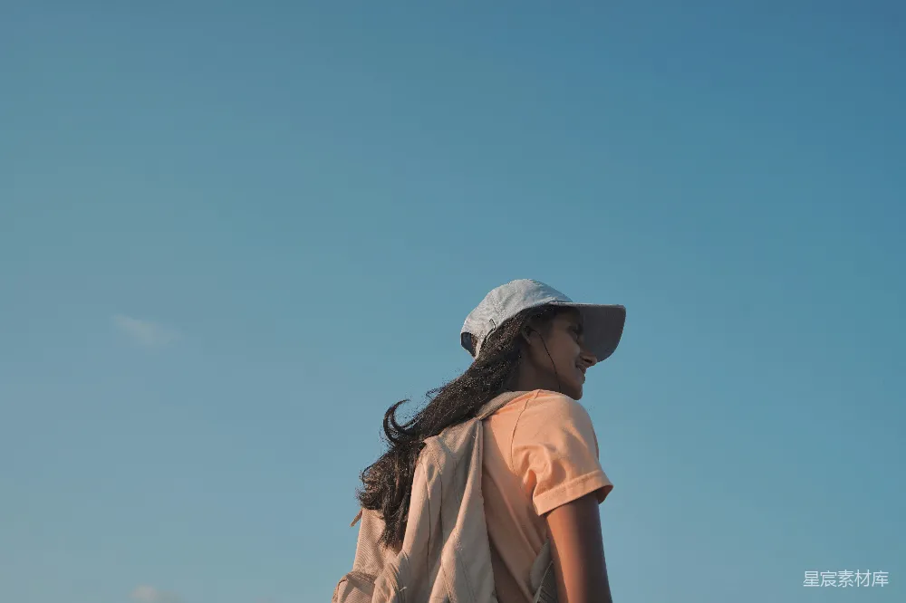 高清摄影  头顶蓝天戴着帽子的女人