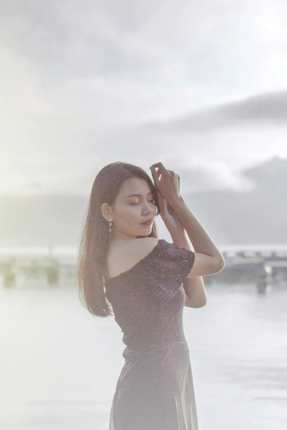 高清摄影  穿着连衣裙的女人站在水边