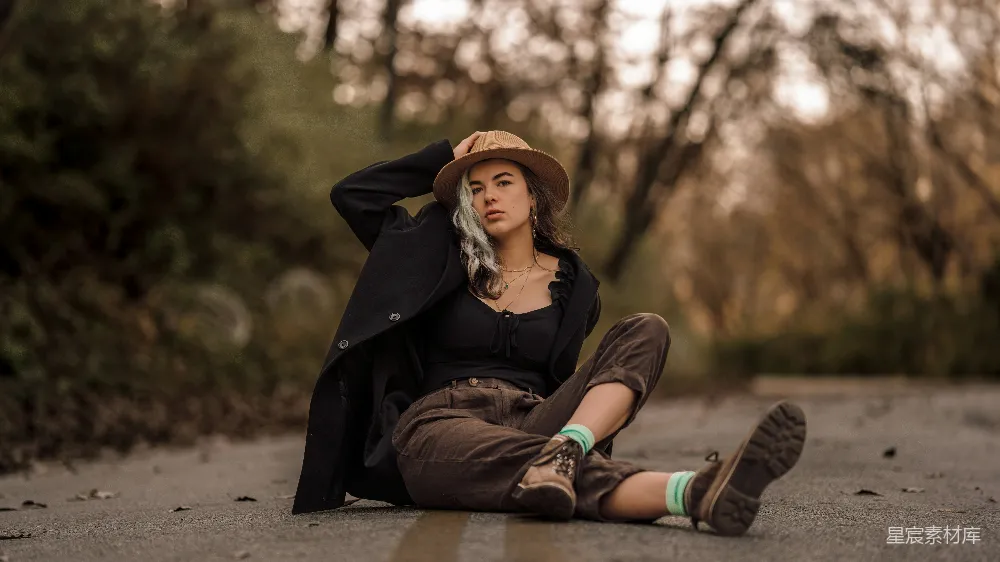 在都市背景中，一位自信的女人站在蜿蜒的小径上。她的前卫装束融合了优雅与街头魅力，象征着坚韧与赋权。她眼神中蕴含着决心，代表着这位现代女性以优雅和风格在熙熙攘攘的街道上前行。