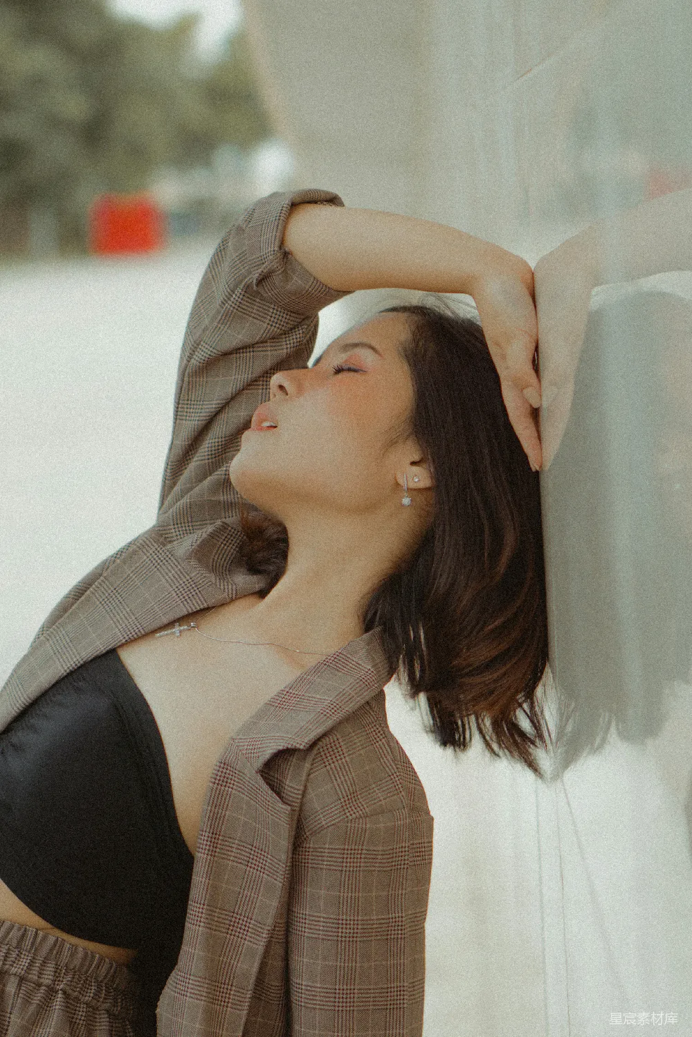高清摄影  女人靠在墙边
