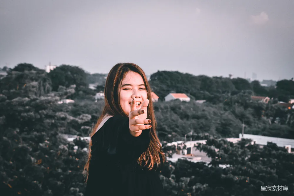 高清摄影  一个女人指着镜头指向前方。