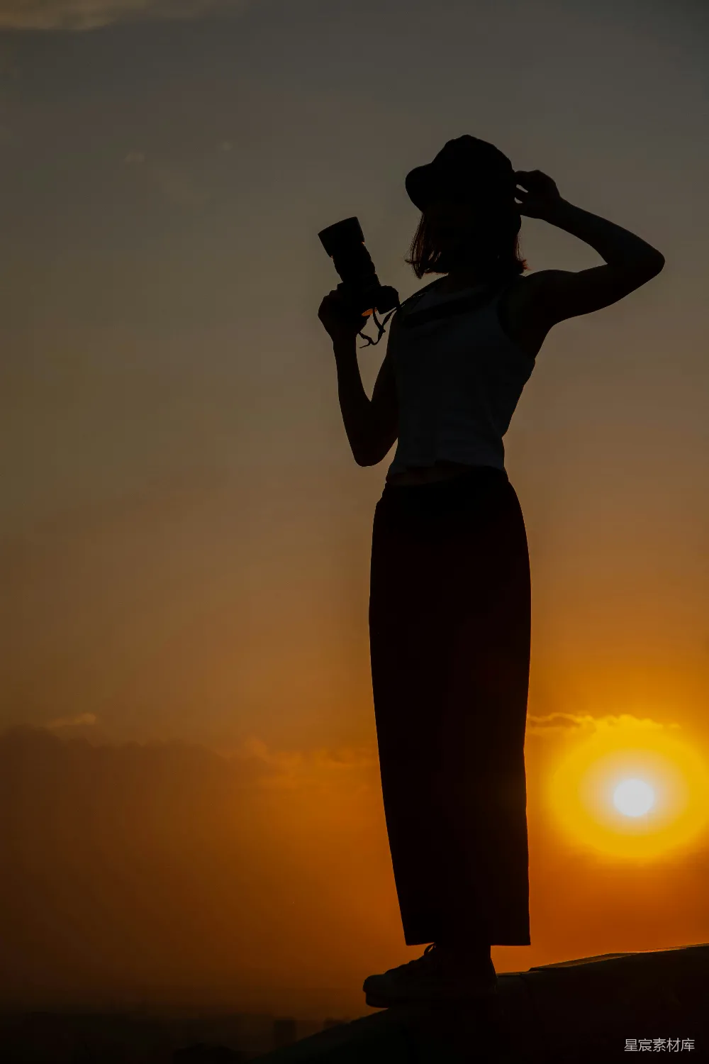 高清摄影 人物 夕阳下女子手持相机的剪影