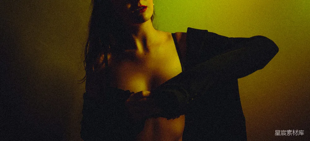 高清摄影  黑暗房间中的一个女人，绿色灯光。