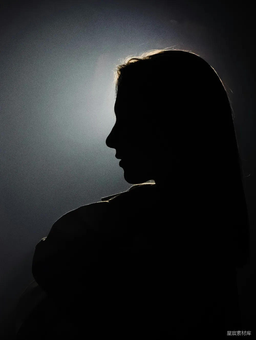 高清摄影  一个女子的轮廓在黑暗中