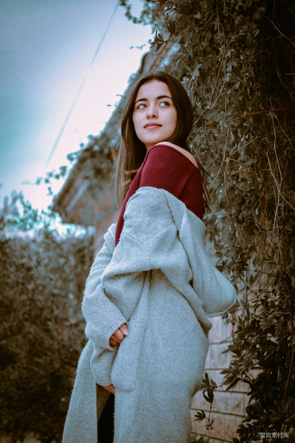 高清摄影  女人站在藤蔓植物旁边