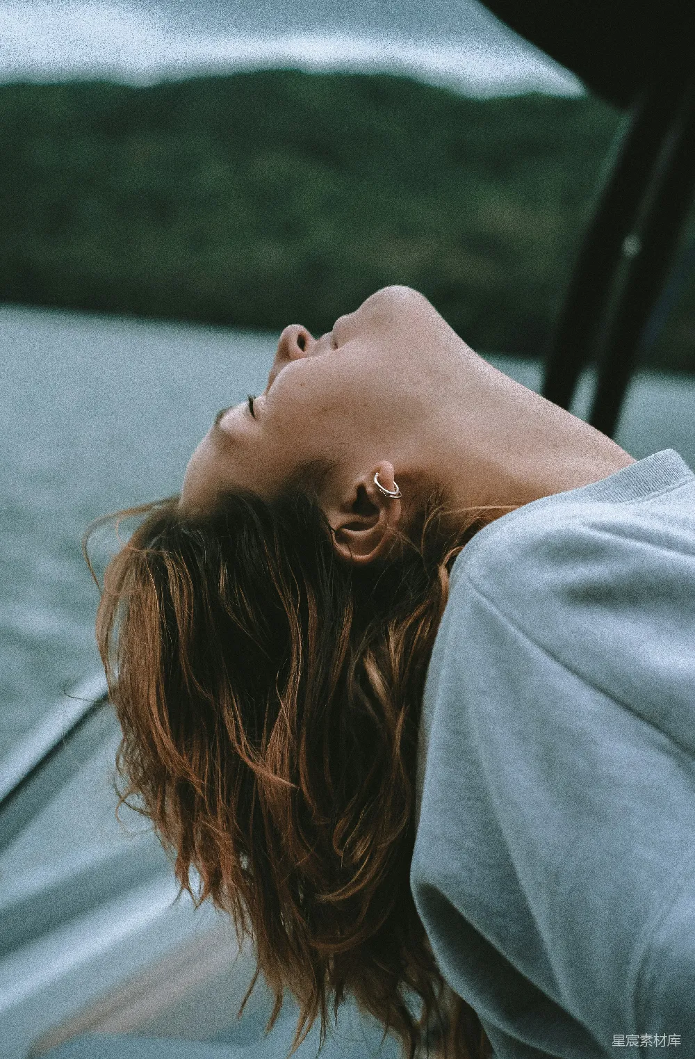 高清摄影 人物 灰色上衣的女人望着窗外
