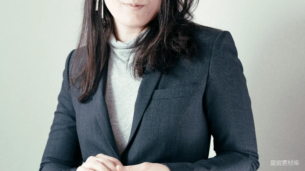 高清摄影  灰T恤衫和灰色西装外套的女人