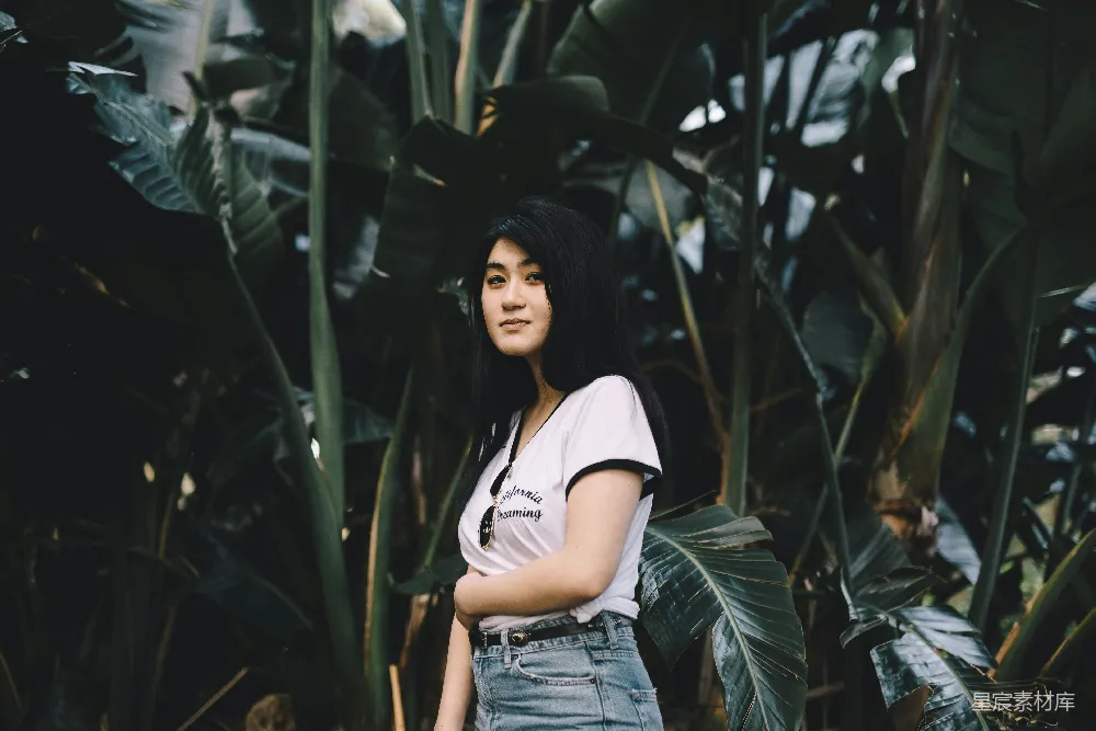 高清摄影  白天妇女站在香蕉树前