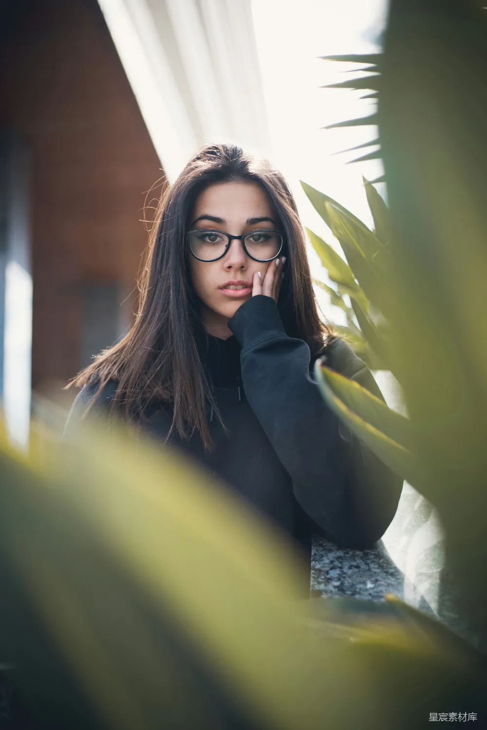 高清摄影  女人站在植物旁边