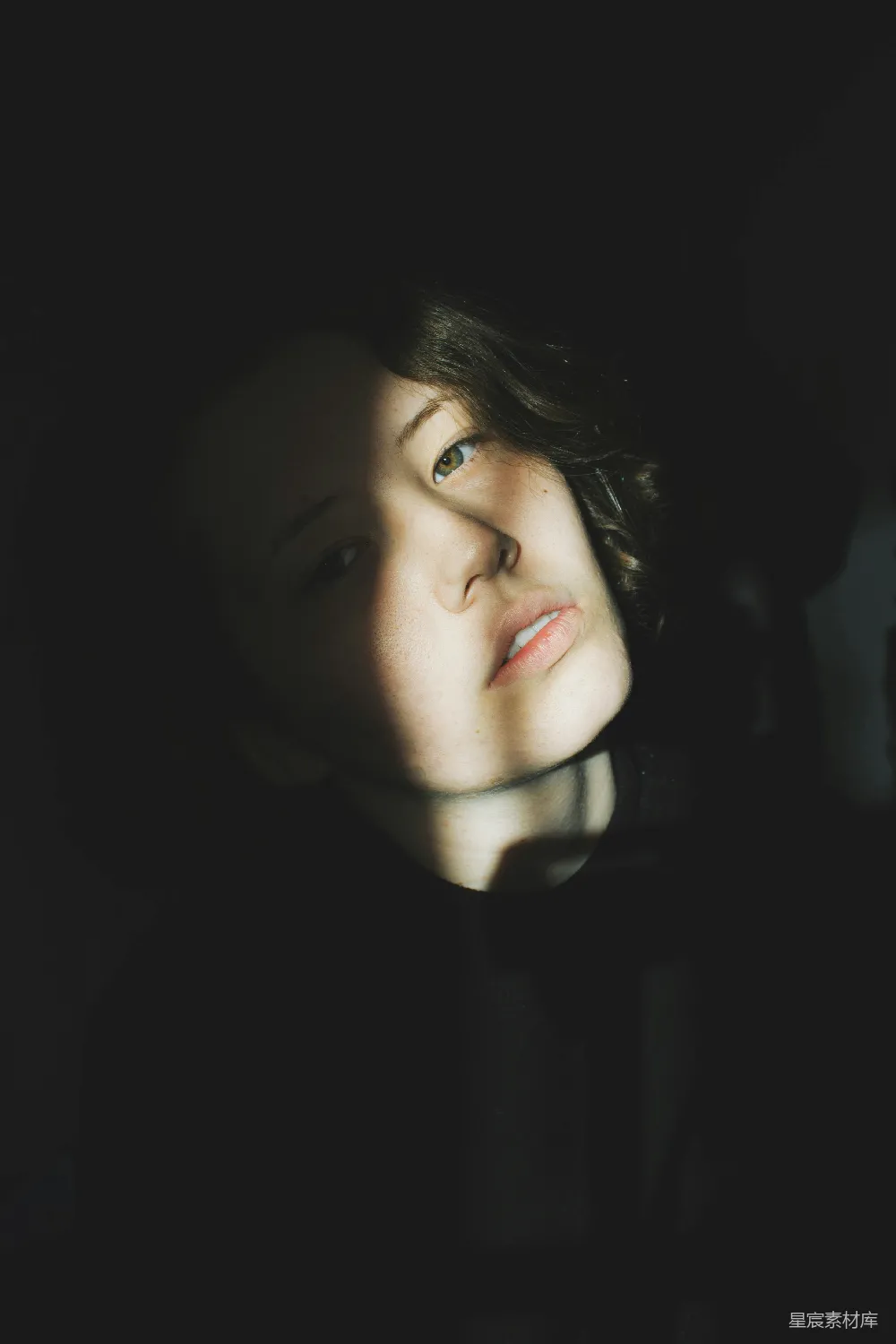 高清摄影 穿着黑色上衣的女人自拍