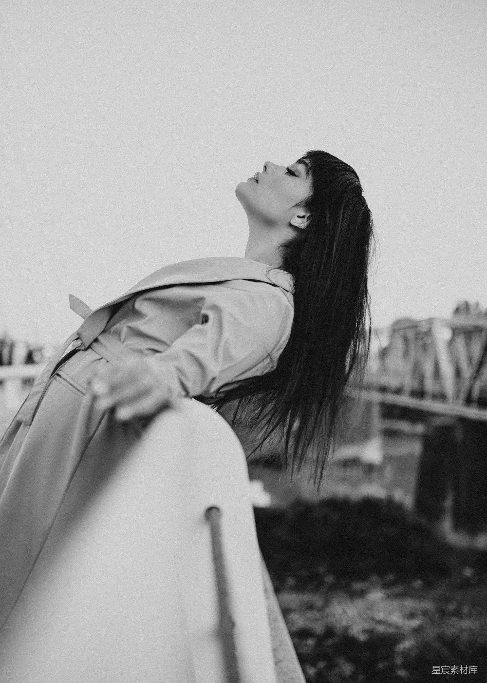 高清摄影 白大褂的女人在白天站在黑色的岩石上