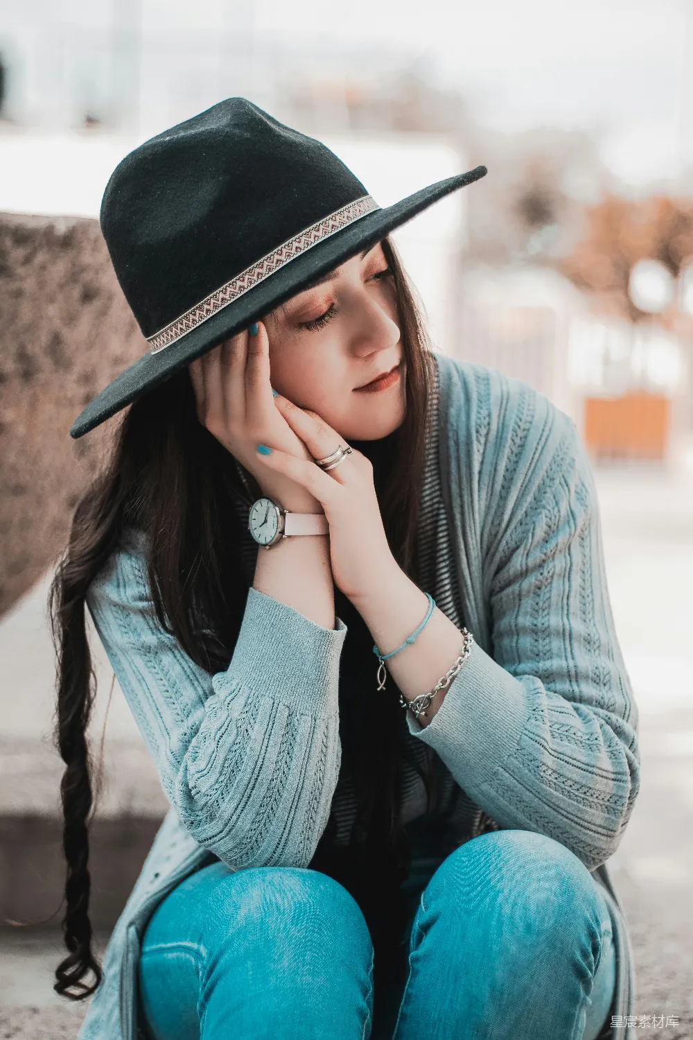 高清摄影 蓝针织毛衣的女人戴着棕色的贝雷帽