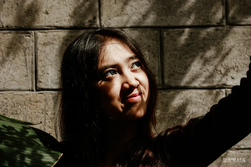 高清摄影 面对她左侧的女性