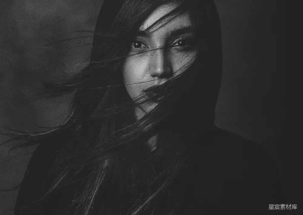 高清摄影  一位长发女性的黑白照片