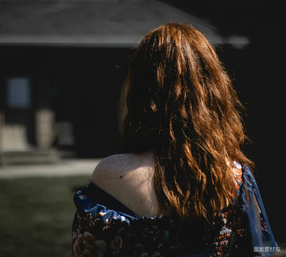 高清摄影  一个女人长红发的后头
