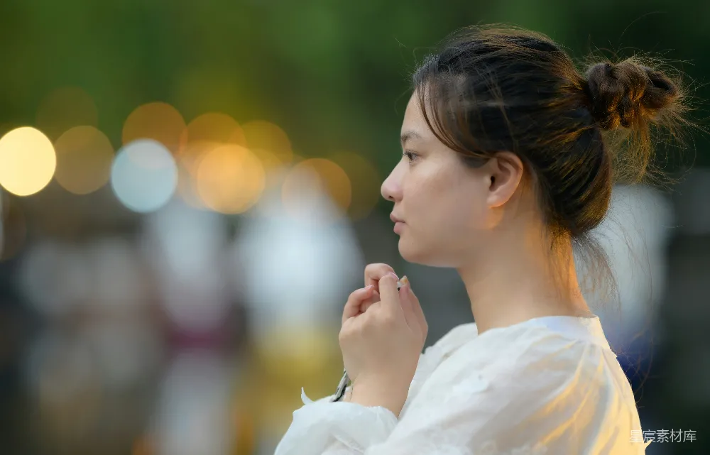 高清摄影 人物 一个穿着白色连衣裙的女人站在街道上