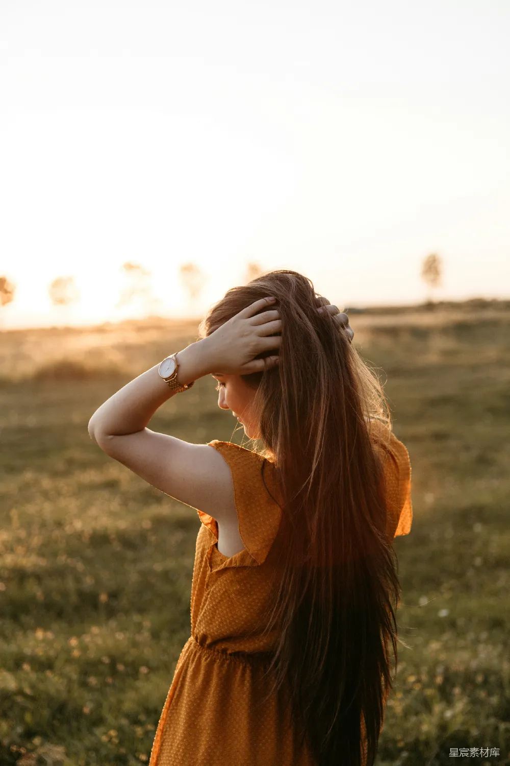 高清摄影  woman 手托头发