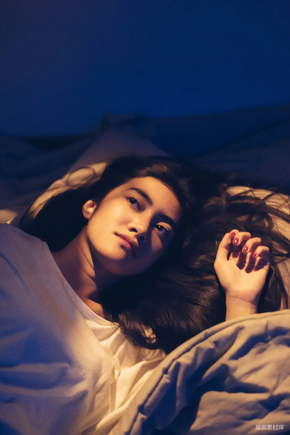高清摄影  床上的女人仰头躺着