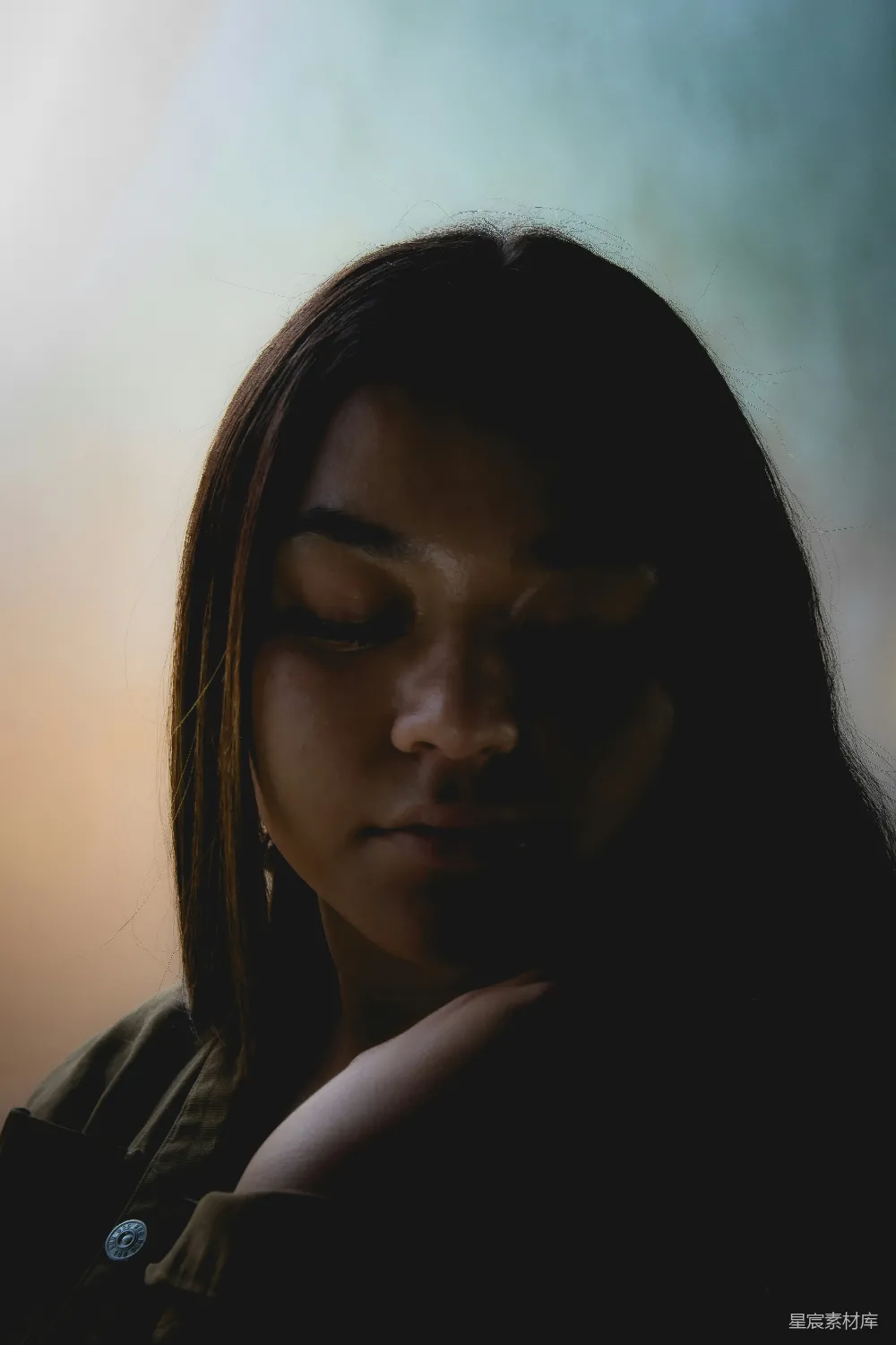 高清摄影 人物 一个女人低头看着她的手机。