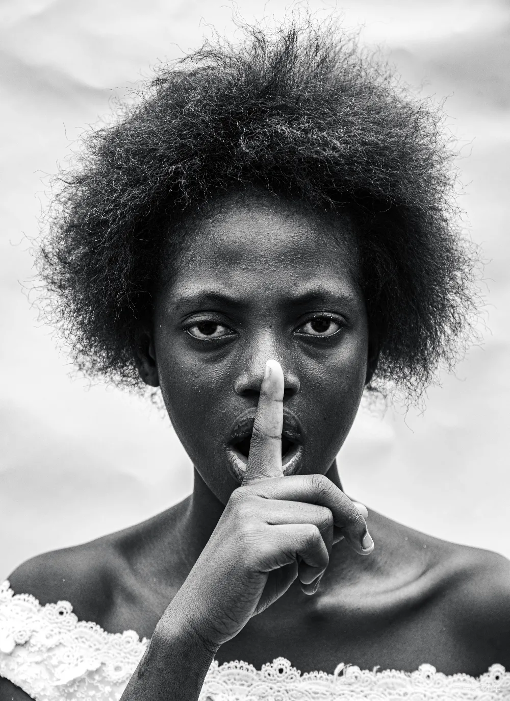 高清摄影 人物 一张黑白照片中，一位女性正在做手指手势。