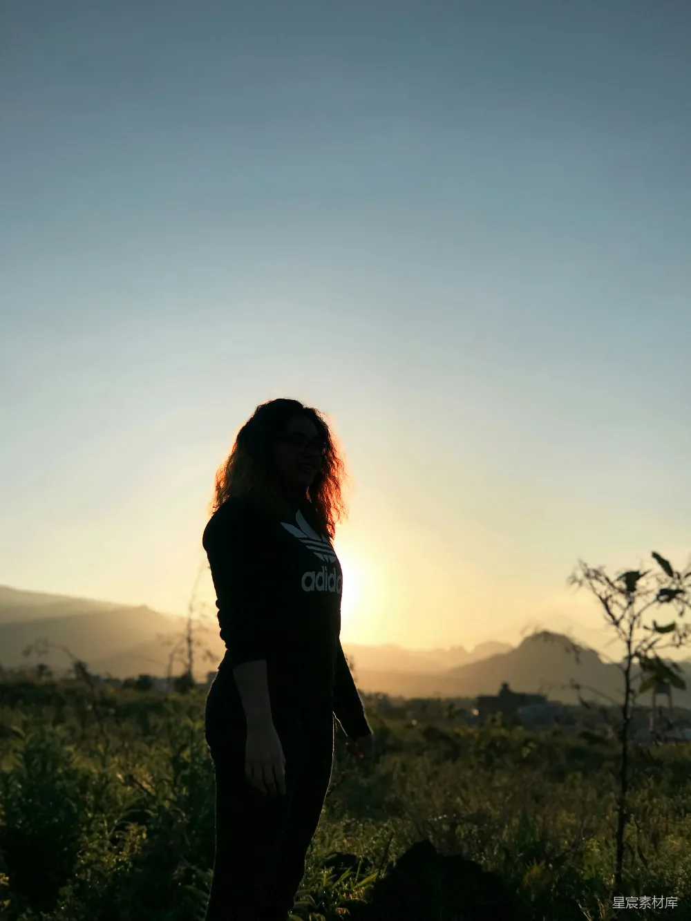 高清摄影 人物 黑色长袖上衣的女人在白天站在绿色草地上方的田野中