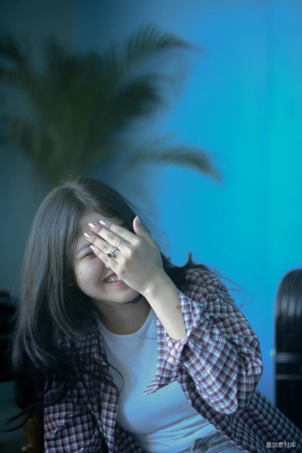 高清摄影  一个女人用手捂着脸