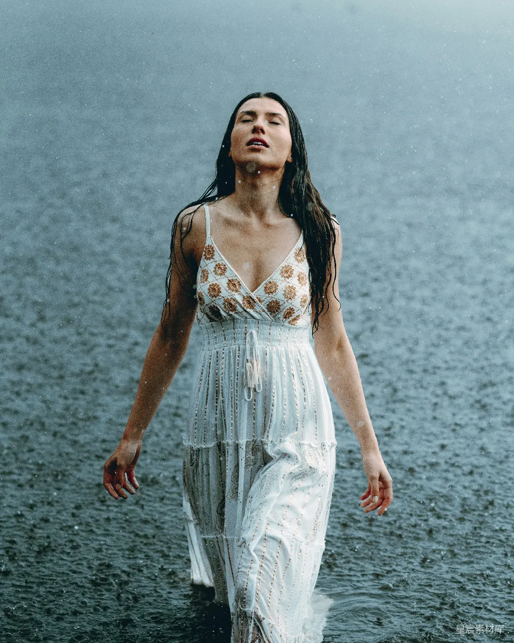 高清摄影  女士张开双臂享受着雨水。
