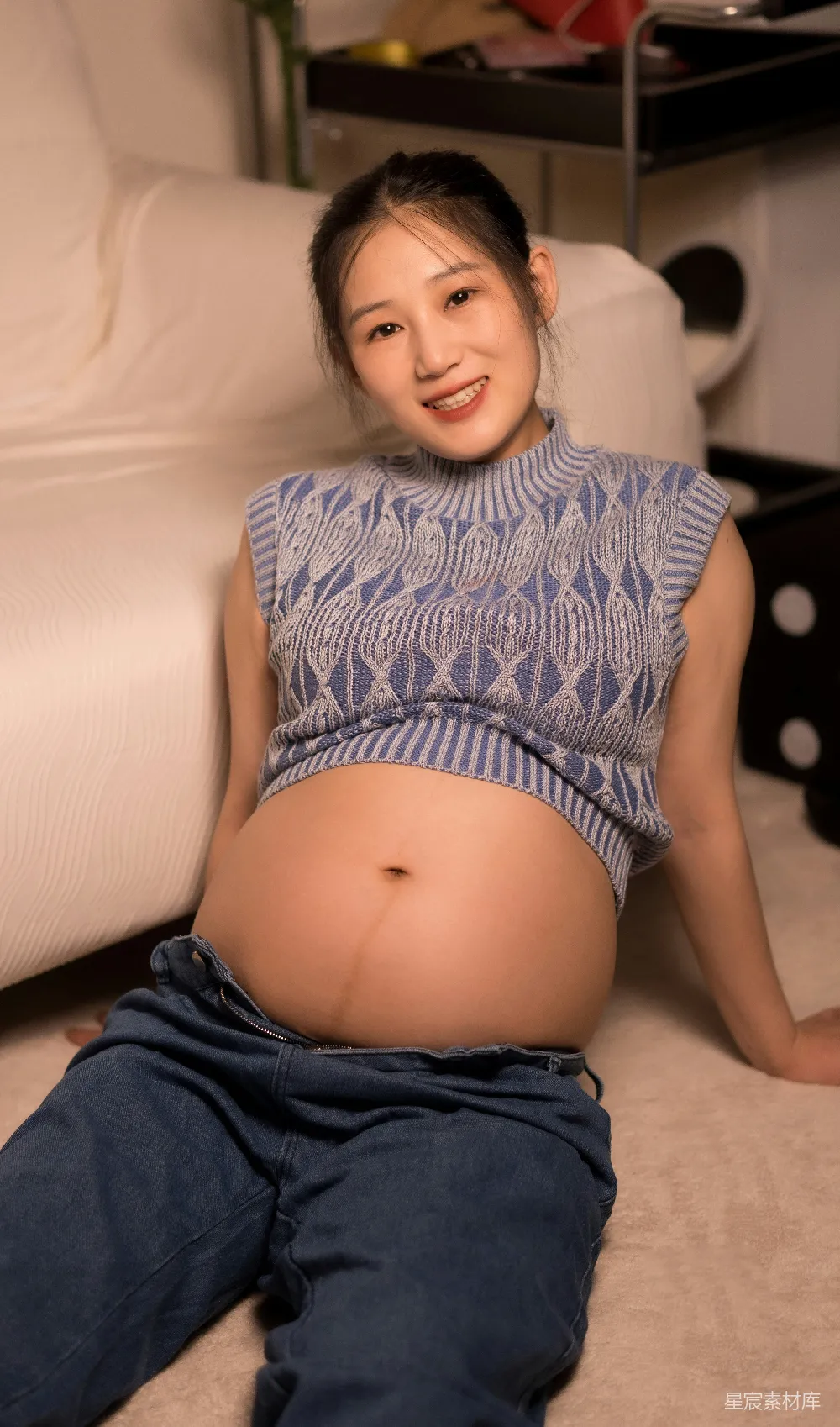 高清摄影  孕妇正坐在地上。