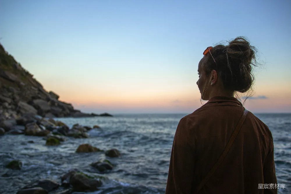 高清摄影  女人站在近水边