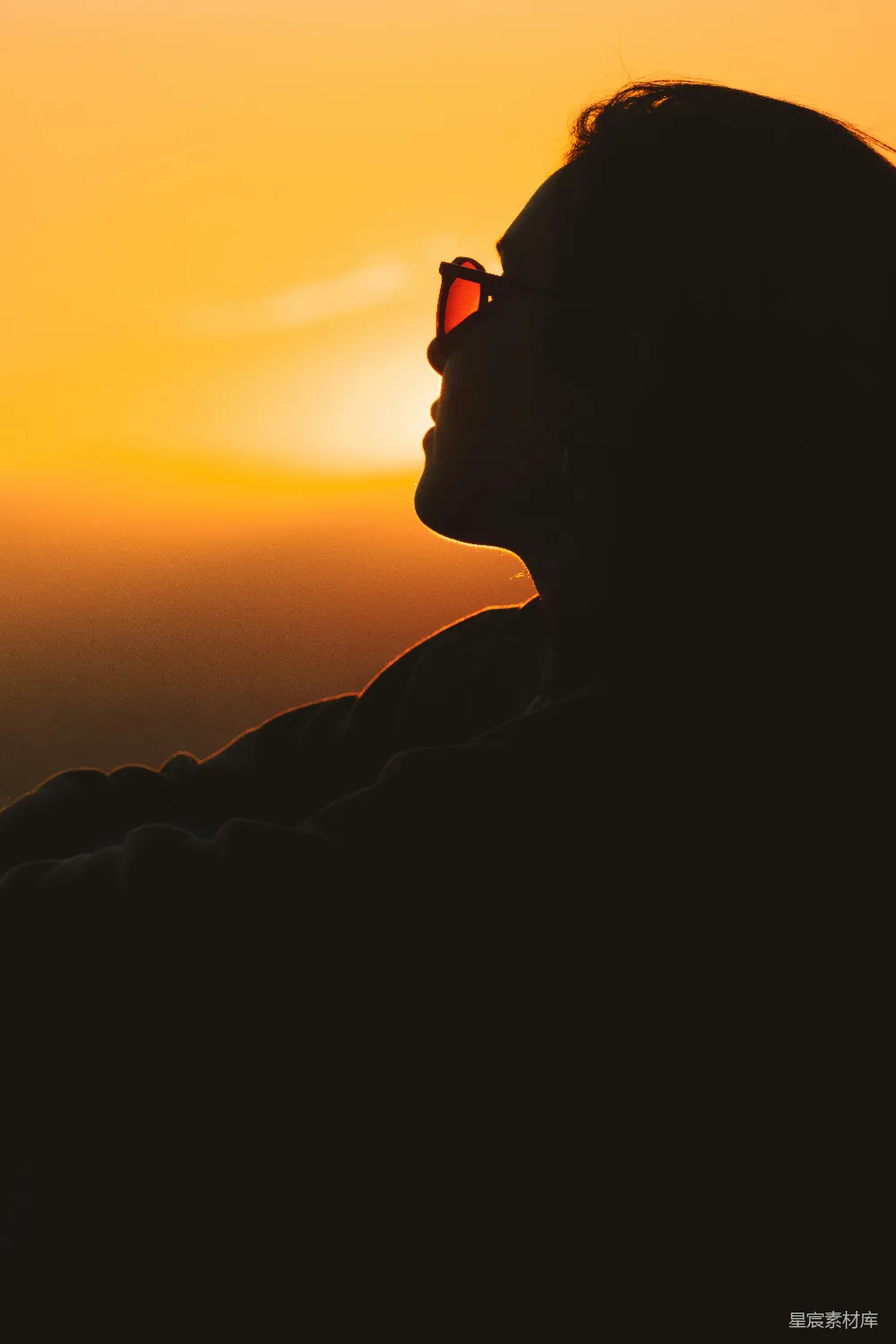 高清摄影 人物 壁纸 自然 旅行 戴着太阳镜的女人正在看日落。