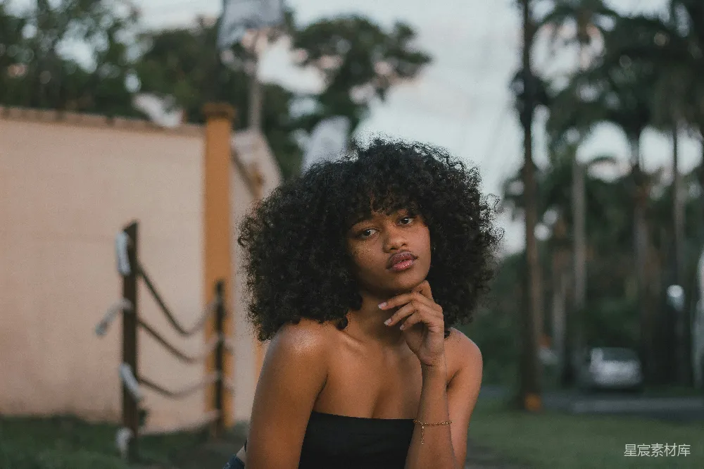 高清摄影  curly-haired person