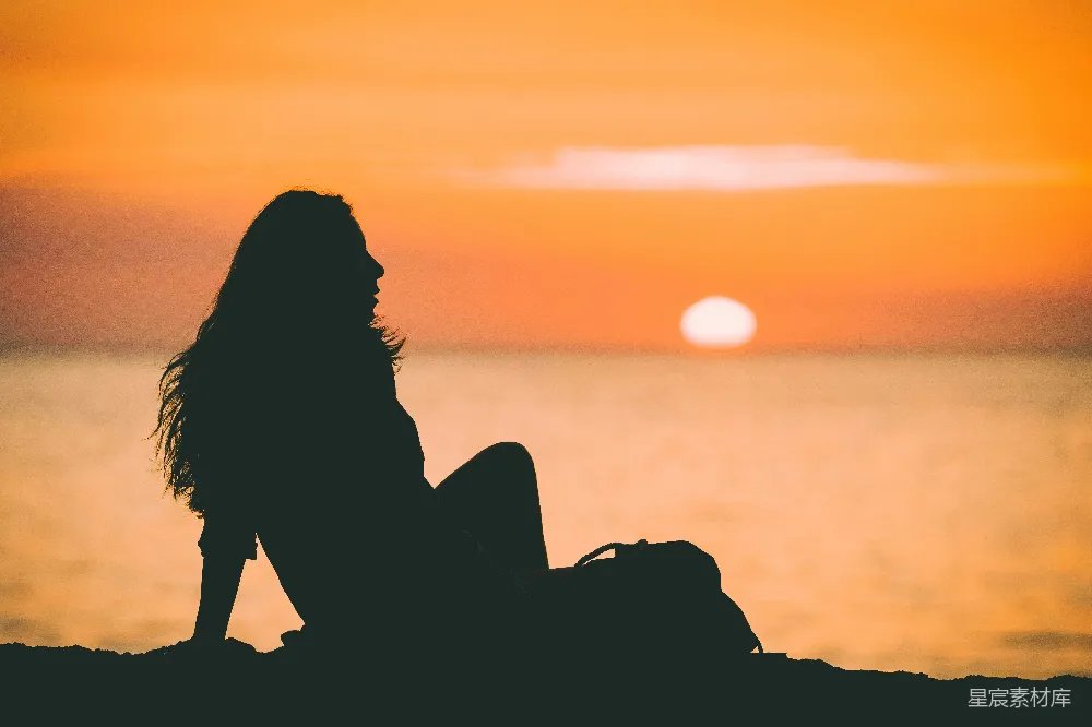 高清摄影  夕阳下女人的轮廓照片
