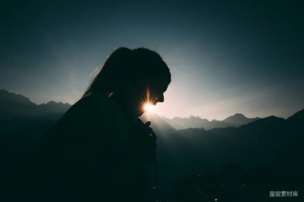 高清摄影  夕阳下女人站在山顶的轮廓