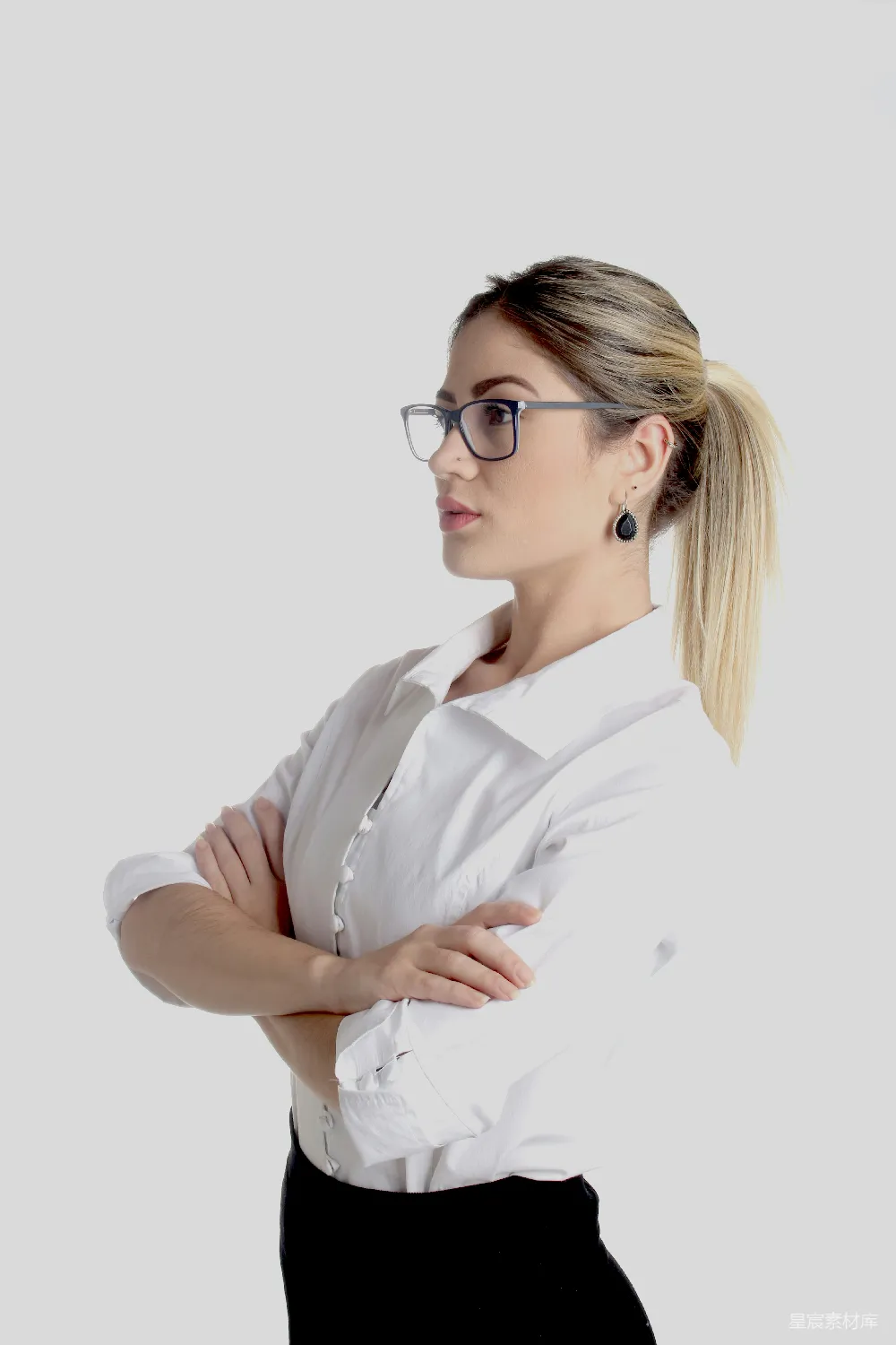 高清摄影  戴眼镜的女人交叉手臂