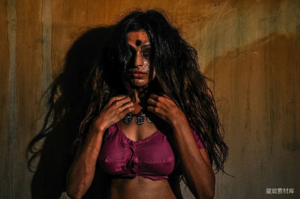 高清摄影  一个穿着紫色文胸的女人站在一群女性前面。