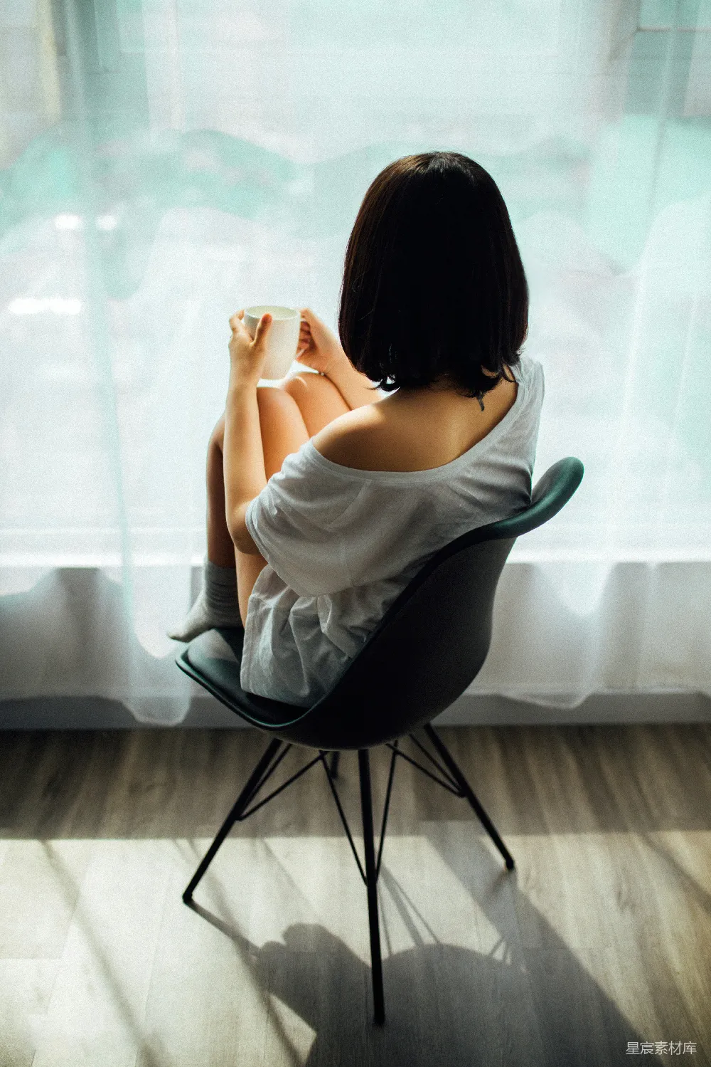 高清摄影 人物 白上衣女子坐在椅子上