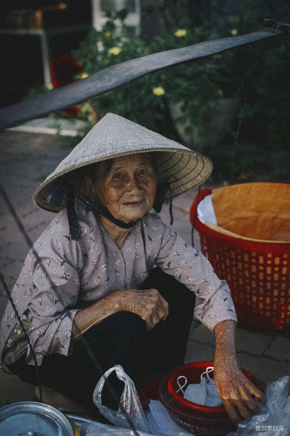 高清摄影 人物 一个坐在外面的人
