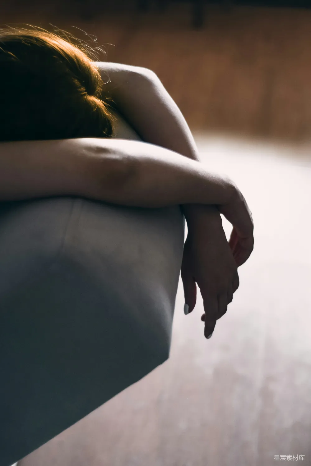 高清摄影 人物 黑色连衣裙的女人躺在灰色的沙发上