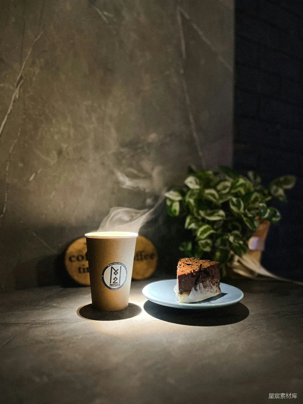 盘子里一块蛋糕旁边一杯咖啡