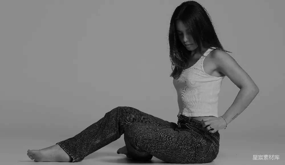 高清摄影  一个女人坐在地上。