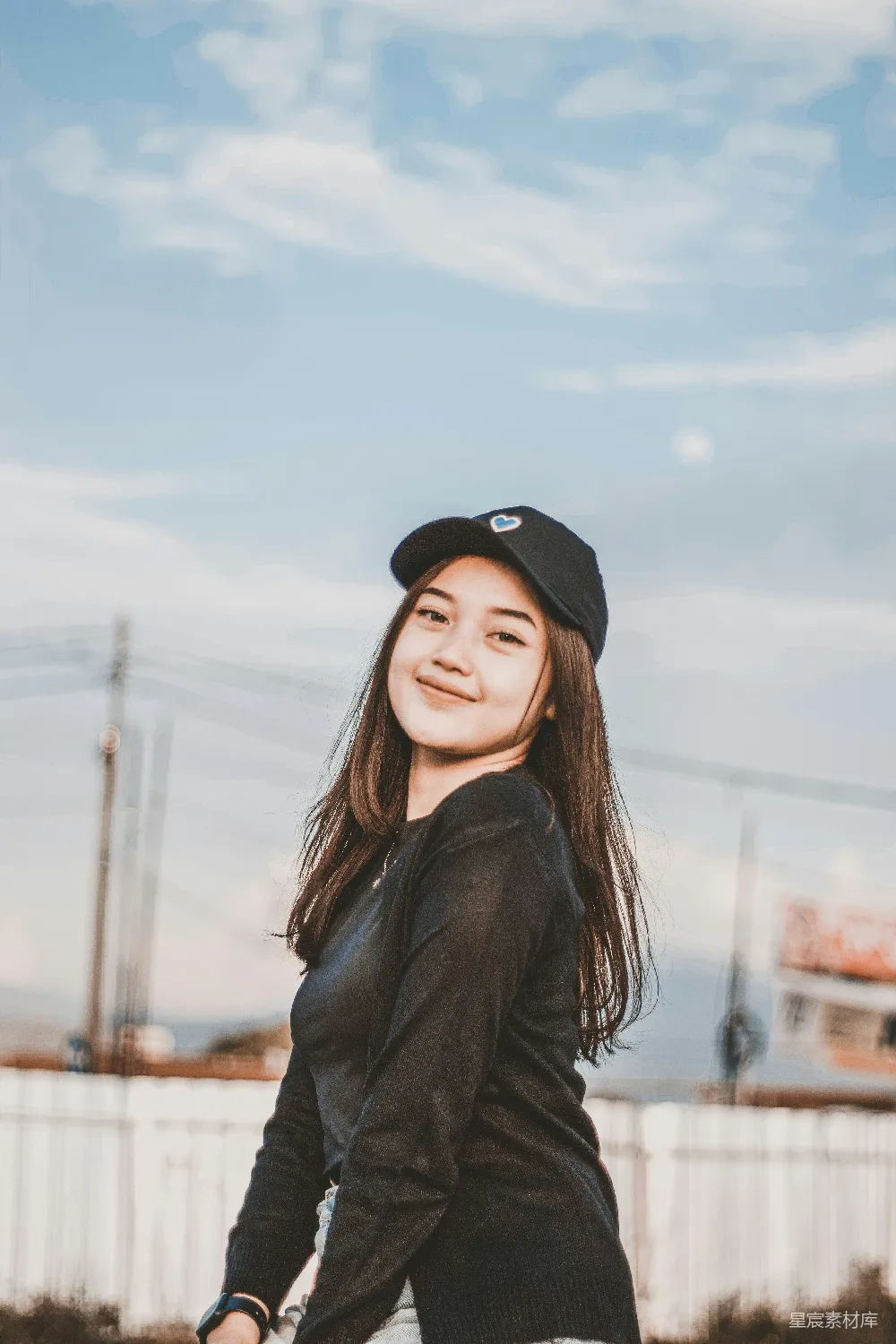 高清摄影 人物 一个穿着黑色上衣和棒球帽的女子