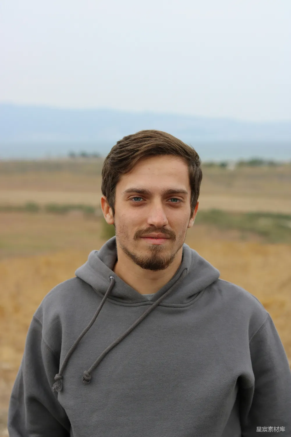 高清摄影  灰色夹克衫的男人在白天站在球场上