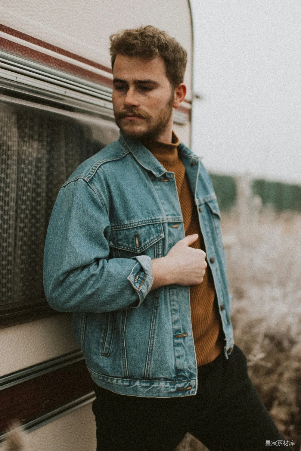 高清摄影 人物 蓝 denim 衬衫的男人