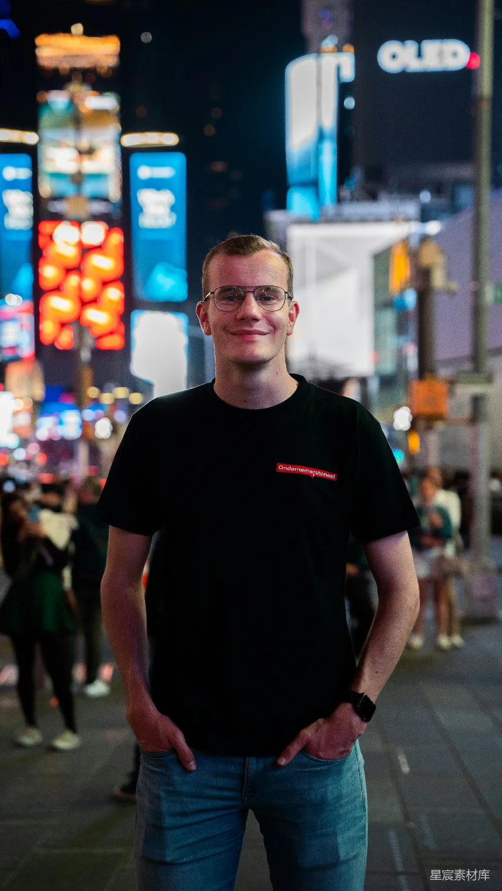 高清摄影  一个男人站在城市夜晚的中心