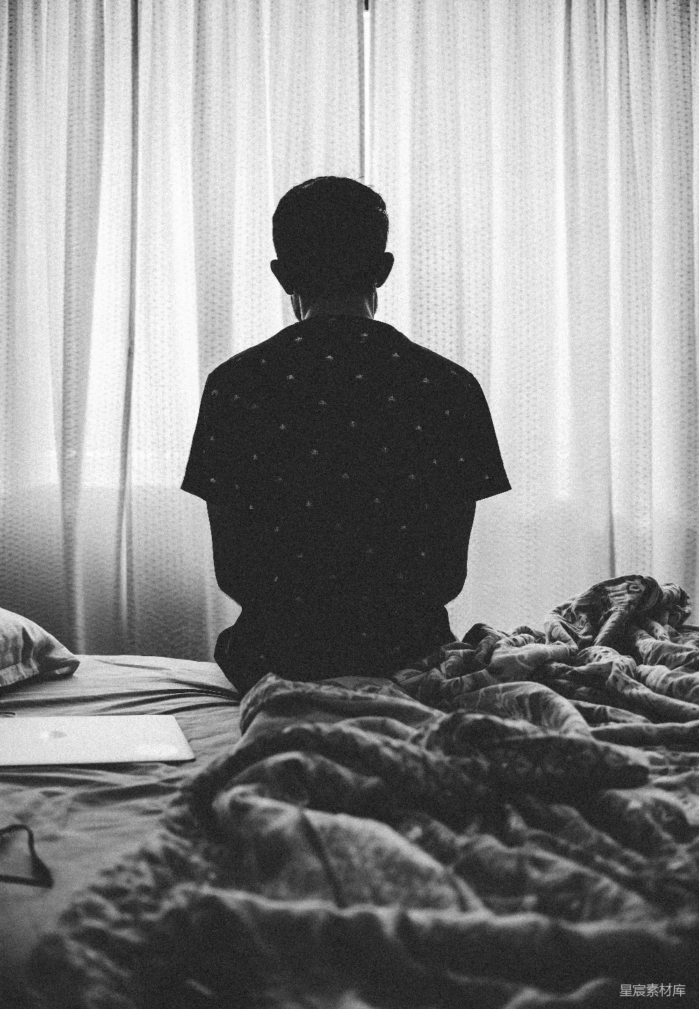 高清摄影  男人坐在床上